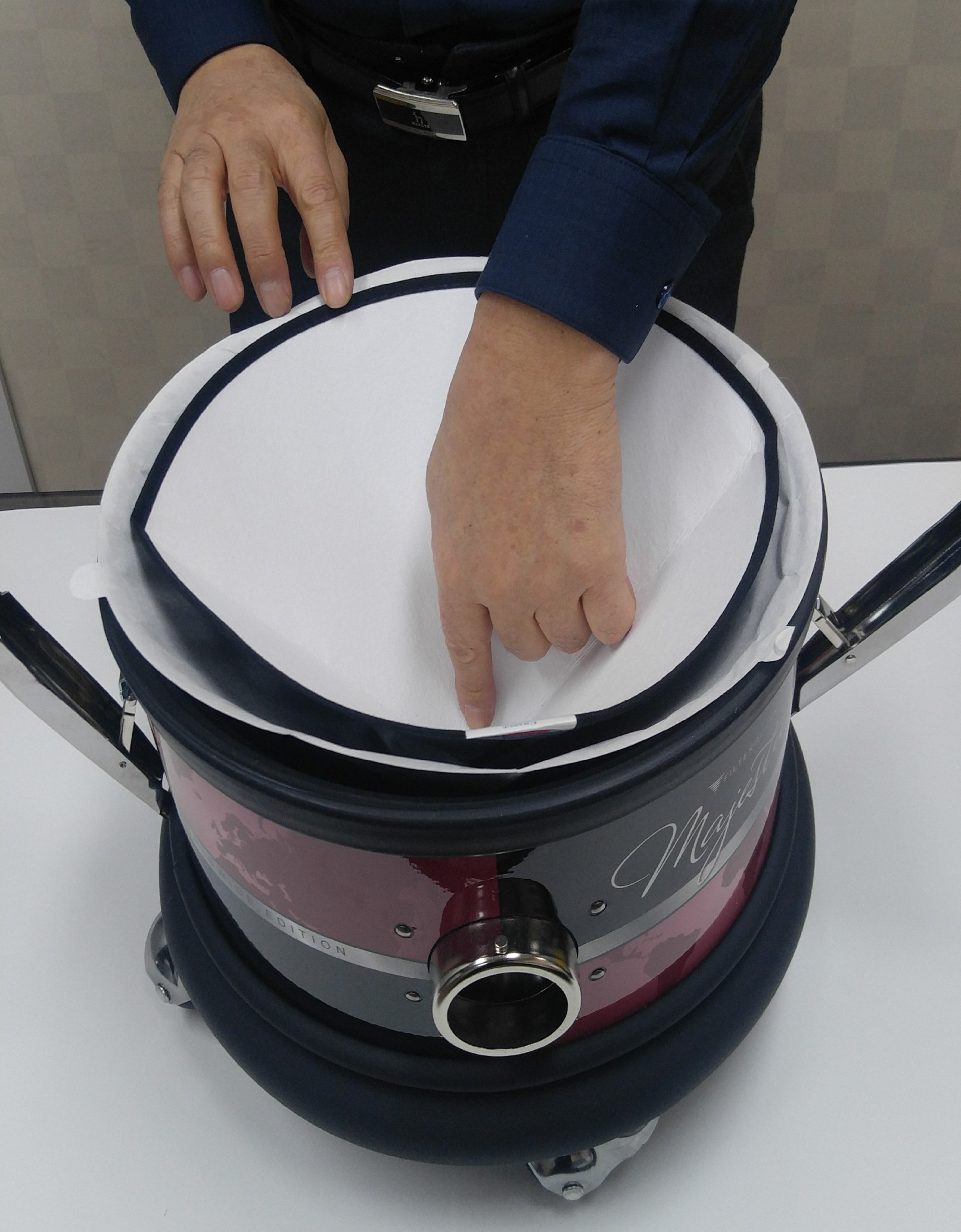 본체를 올리고 필터콘 귀퉁이 확인