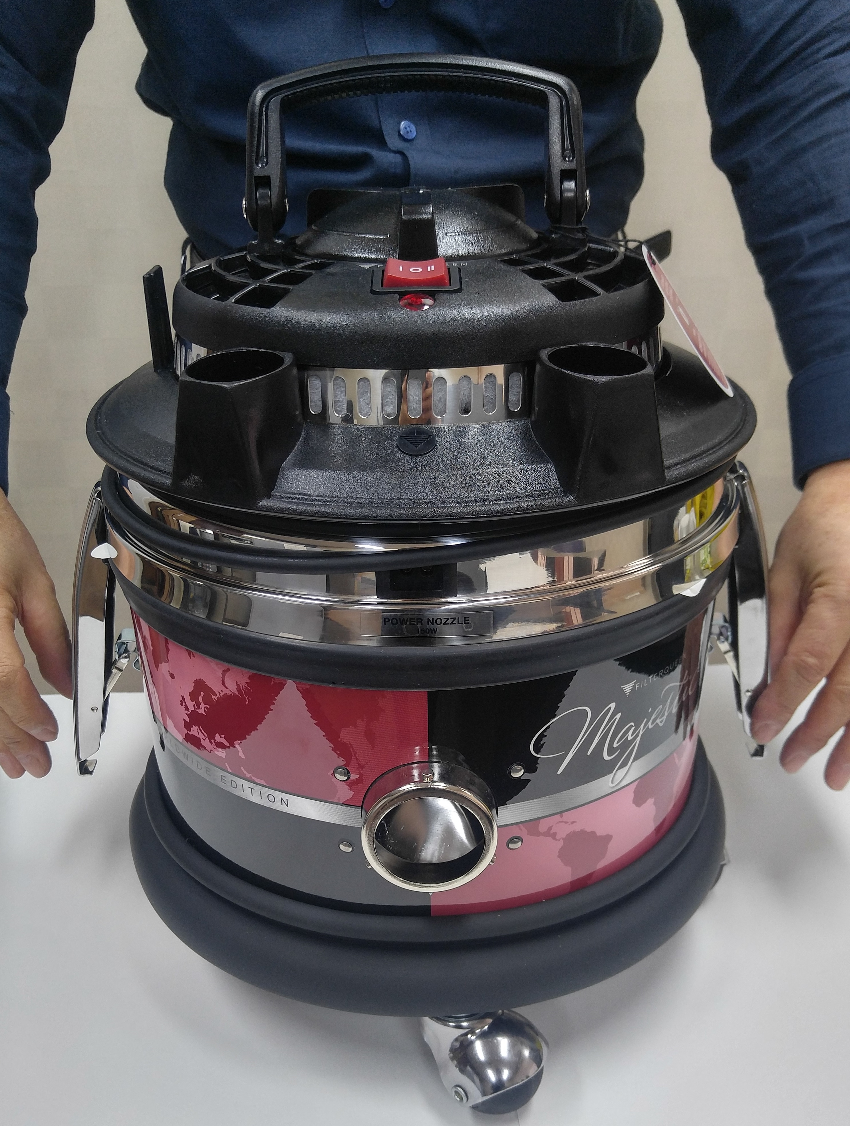 청소기 양쪽 클램프 열기 및 본체 들어올리기