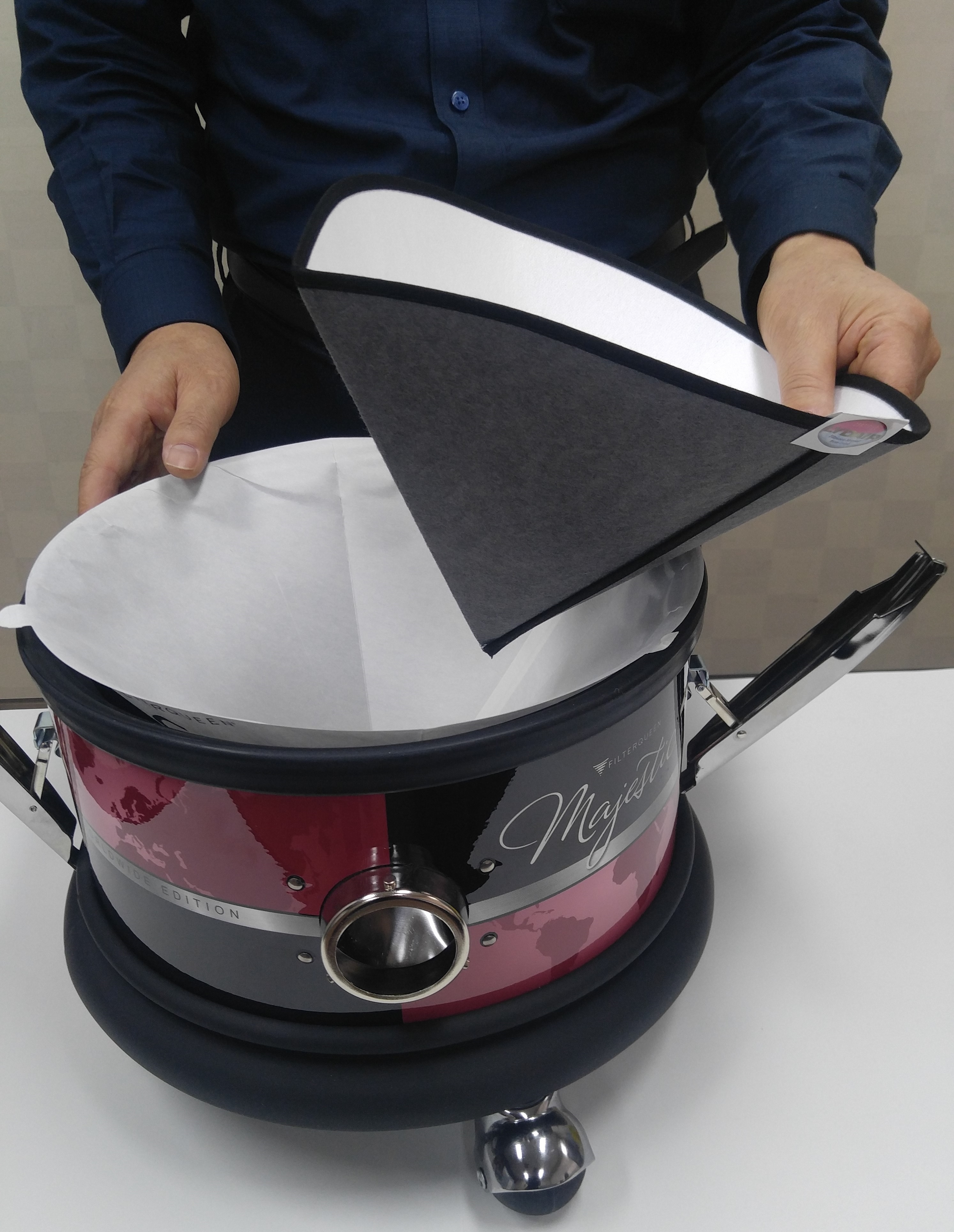 바이오콘을 먼지통 중심부에 장착